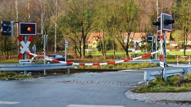 Ein Auslaufmodell. Dieses - den Trebgaster Bürgern inzwischen längst vertraute - Bild vom Bahnübergang Weiherweg dürfte bald der Vergangenheit angehören. Fotos: Dieter Hübner