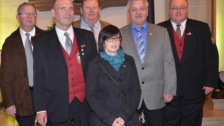 Ehrungen für den Dirigenten und einige Funktionsträger. Im Bild (von links) Arnold Söhnlein, Stefan Krauß, Bruno Schnappauf, Christine Schnelle, Wolfgang Müller und Günter Soja. Foto: Karl-Heinz Hofmann