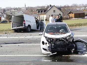 Die Wrackteile lagen in weitem Umkreis verstreut. Die Unfall-Beteiligten kamen gottlob mit leichten Verletzungen davon.  Foto: Josef Hofbauer