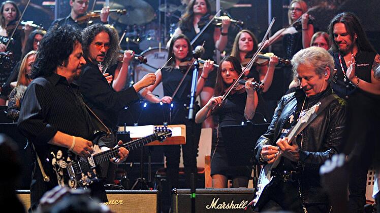 Zwei Rocklegenden vereint: Steve Lukather (links) und Don Felder (rechts) bei der Zugabe "Take it easy". Foto: Helmut Ölschlegel