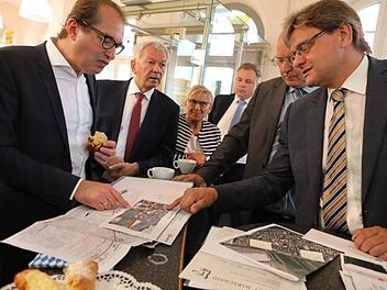 Bereits beim Empfang in Forchheim in der Bäckerei am Bahnhof wurden dem Verkehrsminister (links) viele Pläne gezeigt.  Fotos: Barbara Herbst
