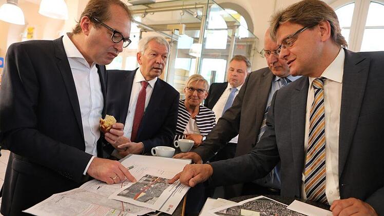 Bereits beim Empfang in Forchheim in der Bäckerei am Bahnhof wurden dem Verkehrsminister (links) viele Pläne gezeigt.  Fotos: Barbara Herbst
