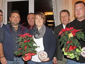 Anja Pensel und Stefan Fischer (vorne mit Weihnachtssternen) wurden mit Modeln des Landkreises Kulmbach für besonders schöne Gärten ausgezeichnet. Arnd Sesselmann, der Vorsitzende Michael Tröglen, Kreisvorsitzender Gerhard Reif und Kulmbachs Oberbürgermeister Henry Schramm überreichten die Preise (hinten von links). Foto: Sonny Adam