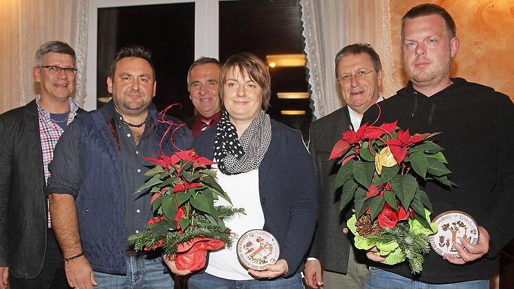 Anja Pensel und Stefan Fischer (vorne mit Weihnachtssternen) wurden mit Modeln des Landkreises Kulmbach für besonders schöne Gärten ausgezeichnet. Arnd Sesselmann, der Vorsitzende Michael Tröglen, Kreisvorsitzender Gerhard Reif und Kulmbachs Oberbürgermeister Henry Schramm überreichten die Preise (hinten von links). Foto: Sonny Adam