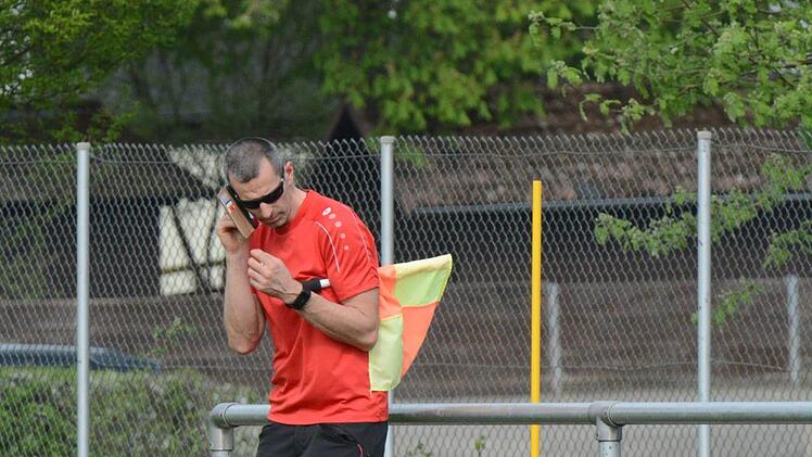 Einen wichtigen Anruf scheint der Linienrichter beim Spiel der Schondraer Frauen gegen Nordheim bekommen zu haben.ssp