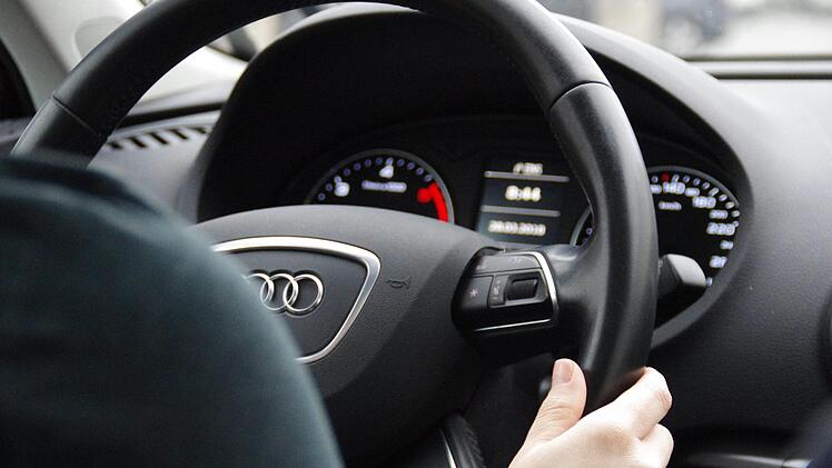 Ein 18-J&auml;hriger hat in N&uuml;rnberg einen 46-j&auml;hrigen Mann auf einem Verkehrs&uuml;bungsplatz mit einem Auto &uuml;berrollt. Der 46-J&auml;hrige wurde schwer verletzt.  Symbolbild: Marco Mei&szlig;ner