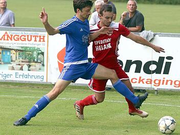 Rustikal wird M&ouml;nchr&ouml;dens Jannik Sp&auml;th (rotes Trikot) vom Mitwitzer Stefan M&uuml;ller bearbeitet. Das Derby entschied der TSV dennoch klar mit 5:1 zu seinen Gunsten.  Foto: Timo Geldner