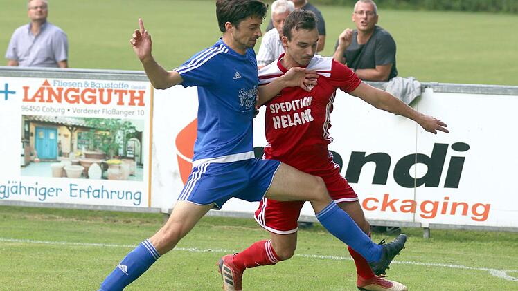 Rustikal wird M&ouml;nchr&ouml;dens Jannik Sp&auml;th (rotes Trikot) vom Mitwitzer Stefan M&uuml;ller bearbeitet. Das Derby entschied der TSV dennoch klar mit 5:1 zu seinen Gunsten.  Foto: Timo Geldner
