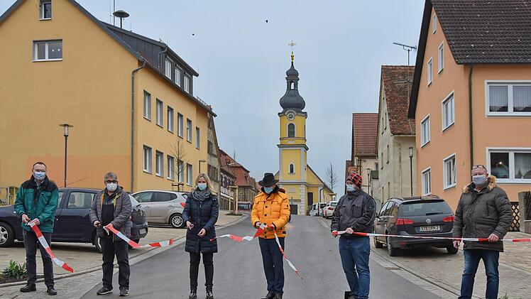 Stefan Seufert, Frank Stark, Elisabeth Simmerlein, Karl Sporer,  Benjamin Maurer und Markus Galster (v. l.) geben die Bahnhofstraße in Gosberg offiziell frei.  Foto: Karl Heinz Wirth