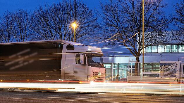 Lkw-Unfall mit einer Schwerverletzen auf B303