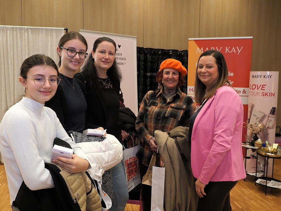 Inkl. Braut- und Festmodenschauen.