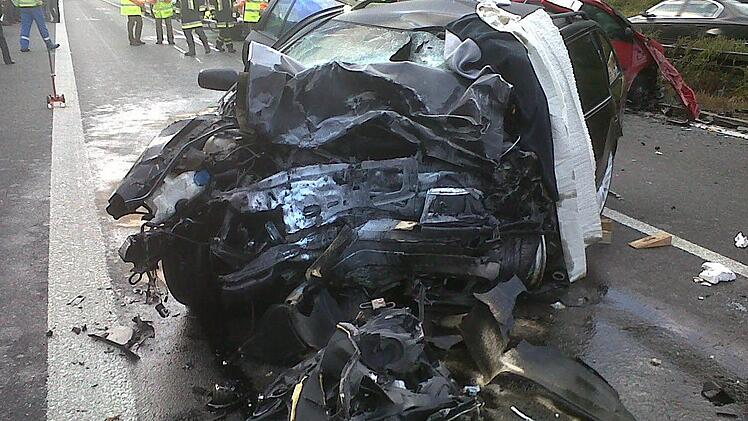 Der schwarze Skoda Octavia wurde durch den Aufprall total zusammengeschoben. Foto: Ronald Rinklef