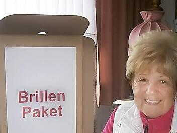 Hedi Beck packt das neunzigste Brillenpaket für die Hilfsorganisationen "lunettes sans frontière" und "Brillen Weltweit". Foto: Helmut Raab