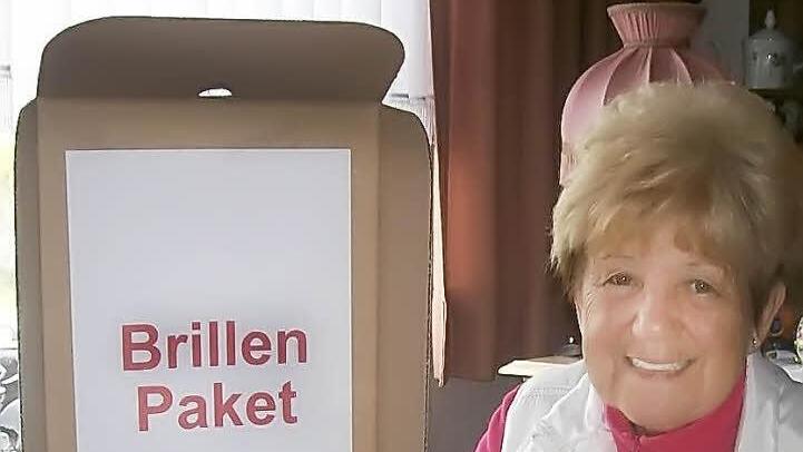 Hedi Beck packt das neunzigste Brillenpaket für die Hilfsorganisationen "lunettes sans frontière" und "Brillen Weltweit". Foto: Helmut Raab