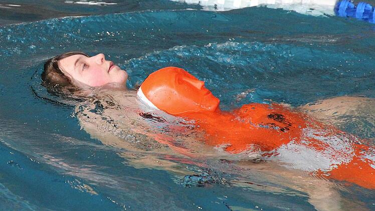 Luis Reitz bei einer der Wettkampfdisziplinen, dem Abschleppen der Rettungspuppe. Seine starke Leistung brachte ihm die Silbermedaille ein. Foto: Dietz