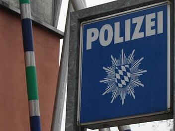 Hinweisschild vor der Polizeiinspektion Bad Brückenau.