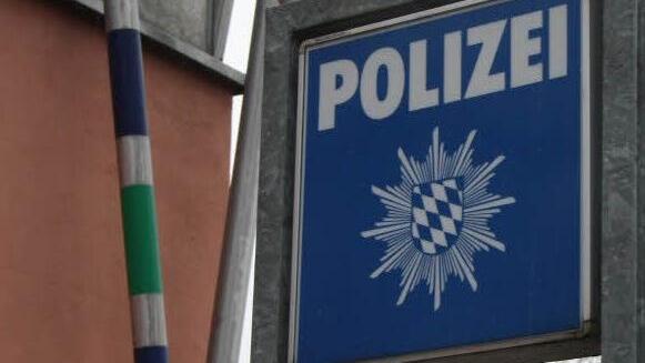 Hinweisschild vor der Polizeiinspektion Bad Brückenau.