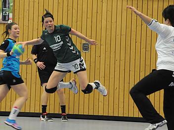 Flug in den Kreis: Anne Früh von der SG Garitz/Nüdlingen erzielte gegen den TSV Winkelhaid acht Treffer. Foto: Hopf