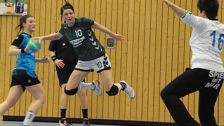 Flug in den Kreis: Anne Früh von der SG Garitz/Nüdlingen erzielte gegen den TSV Winkelhaid acht Treffer. Foto: Hopf