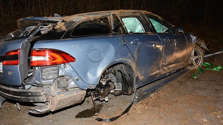 Schwerer Unfall auf der Staatsstraße 2189 bei Thurnau. Foto: Dagmar Besand