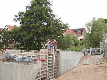 Bald kann bei der Brücke I auch die Fahrbahn erstellt werden. Halbfertigteile für den Überbau können demnächst aufgebracht werden. Foto: Straub