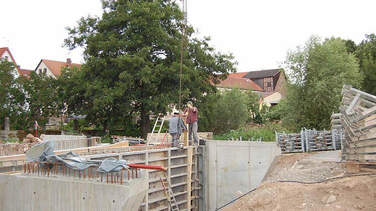 Bald kann bei der Brücke I auch die Fahrbahn erstellt werden. Halbfertigteile für den Überbau können demnächst aufgebracht werden. Foto: Straub