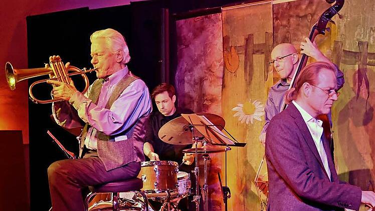 Der Trompeter, Flügelhornist und Komponist Ack van Rooyen war in der Reihe "Jazz mal anders" des Kulturamts Haßfurt zu Gast. Zusammen mit dem Trio Bernhard Pichl (Klavier), Rudi Engel (Bass) und Florian Kettler (Schlagzeug) faszinierte er sein Publikum.  Foto: Ulrike Langer