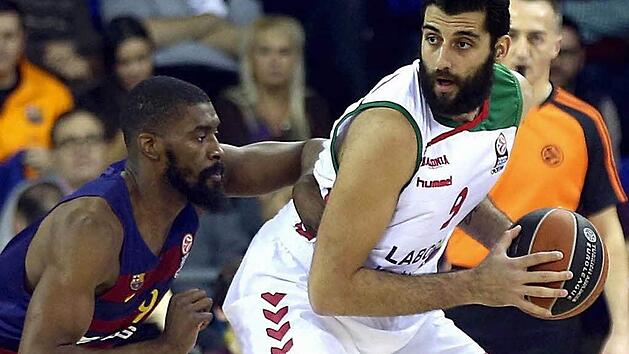 So einfach l&auml;sst sich der 2,10 Meter gro&szlig;e und 120 Kilogramm schwere Ioannis Bourousis (mit Ball) auch nicht von Barcelonas Kraftpaket Shane Lawal aus dem Gleichgewicht bringen. Der routinierte griechische Center im Dress von Vitoria ist mit 13,7 Punkten und 9,3 Rebounds der Star der Basken und mit 21,4 Indexpunkten der zweiteffektivste Spieler der Euroleague. Foto: dpa