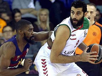 So einfach lässt sich der 2,10 Meter große und 120 Kilogramm schwere Ioannis Bourousis (mit Ball) auch nicht von Barcelonas Kraftpaket Shane Lawal aus dem Gleichgewicht bringen. Der routinierte griechische Center im Dress von Vitoria ist mit 13,7 Punkten und 9,3 Rebounds der Star der Basken und mit 21,4 Indexpunkten der zweiteffektivste Spieler der Euroleague. Foto: dpa