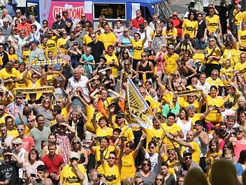 Coburgs Handball-Fans im siebten Himmel: Hunderte kamen zur Aufstiegsparty Foto: Hagen Lehmann