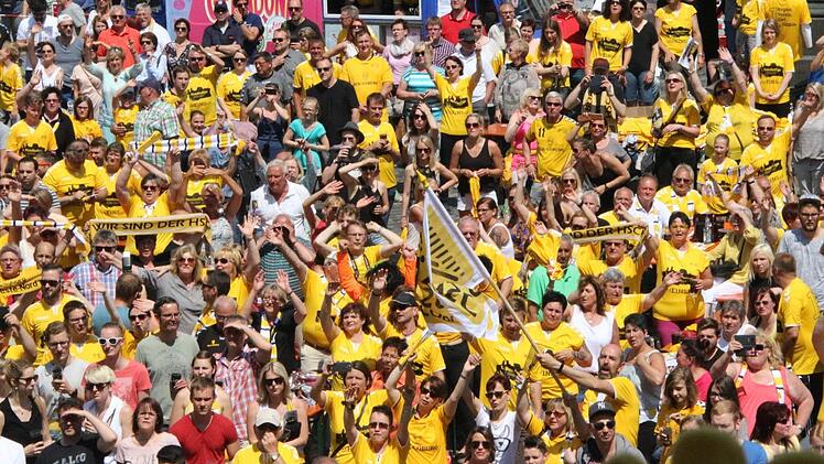 Coburgs Handball-Fans im siebten Himmel: Hunderte kamen zur Aufstiegsparty Foto: Hagen Lehmann