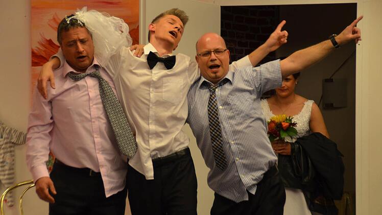Harald Wehner (links) und Gerhard Schlereth schleppen hier Bräutigam Florian (Pascal Pfülb) ab, die sichtlich verstimmte Braut Marita (Nina Hahn) folgt den Dreien. Foto: Kathrin Kupka-Hahn