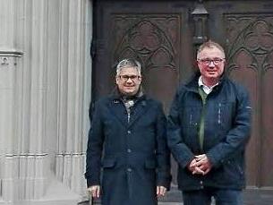 Pfarrer Stephan Eschenbacher und Diakon Manfred Griebel berichten von den Vorarbeiten für den ZDF-Fernsehgottesdienst am 8. Januar in der Haßfurter Ritterkapelle (von links). Foto: Judith Wagenhäuser