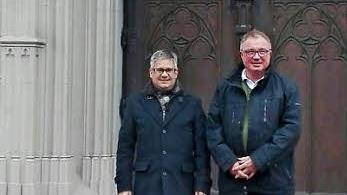 Pfarrer Stephan Eschenbacher und Diakon Manfred Griebel berichten von den Vorarbeiten für den ZDF-Fernsehgottesdienst am 8. Januar in der Haßfurter Ritterkapelle (von links). Foto: Judith Wagenhäuser