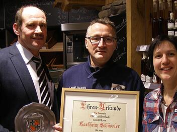 Zum Dank für die geleistete Arbeit überreichte Bürgermeister Dieter Muth (links) dem veabschiedeten Karlheinz Schüßler eine Urkunde und den Gemeindeteller. Auch die Geduld von Ehefrau Stefanie Schüßler wurde gewürdigt. Foto: Wolfgang Saam