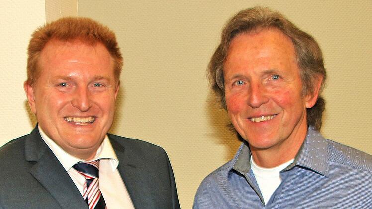 Manfred Denner (DJK Weichtungen, rechts) ) engagiert sich seit 25 Jahren für die Abnahme des Sportabzeichens. Foto: Dieter Britz