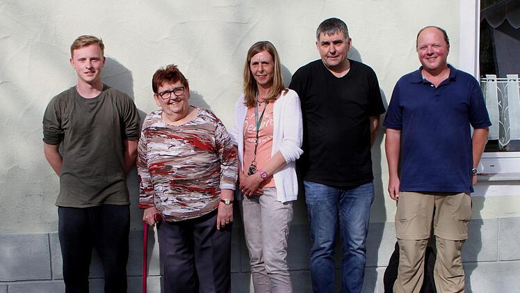 Die beiden amerikanischen "Himmer" Sohn Wyatt (links) und Vater Alan (rechts) rahmen hier Rosemarie Hümmer mit Tochter Karina und Sohn Helmut ein.  Foto: gg