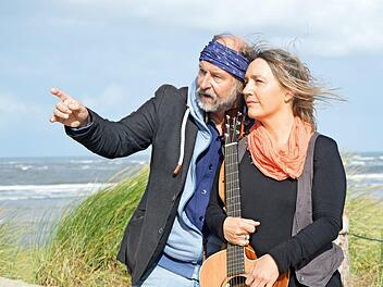 Erfolgsautor Klaus-Peter Wolf in seiner Heimat Ostfriesland zusammen mit seiner aus Bamberg stammenden Ehefrau Bettina Göschl.  Foto: privat