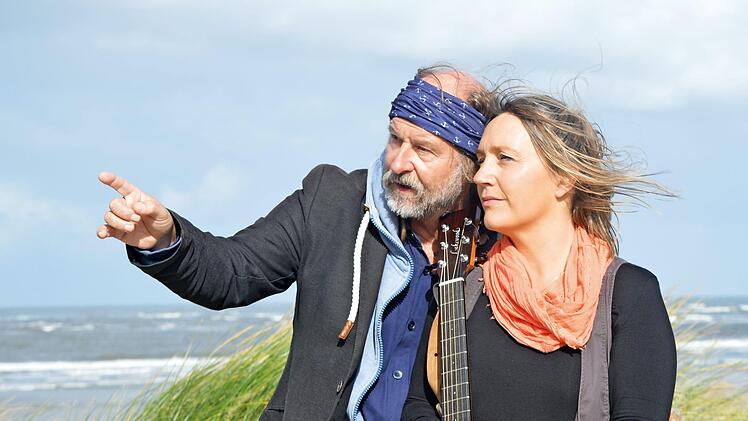 Erfolgsautor Klaus-Peter Wolf in seiner Heimat Ostfriesland zusammen mit seiner aus Bamberg stammenden Ehefrau Bettina Göschl.  Foto: privat