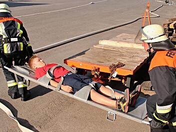 Von den Atemschutzträgern "gerettet", wurde diese Person zur BRK-Bereitschaft Untermerzbach transportiert.Helmut Will