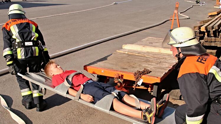 Von den Atemschutzträgern "gerettet", wurde diese Person zur BRK-Bereitschaft Untermerzbach transportiert.Helmut Will