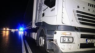 Zwei Autos und ein Lastwagen kollidieren auf A73