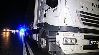 Zwei Autos und ein Lastwagen kollidieren auf A73