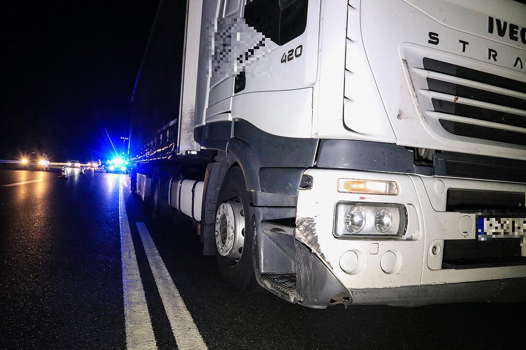 Zwei Autos und ein Lastwagen kollidieren auf A73
