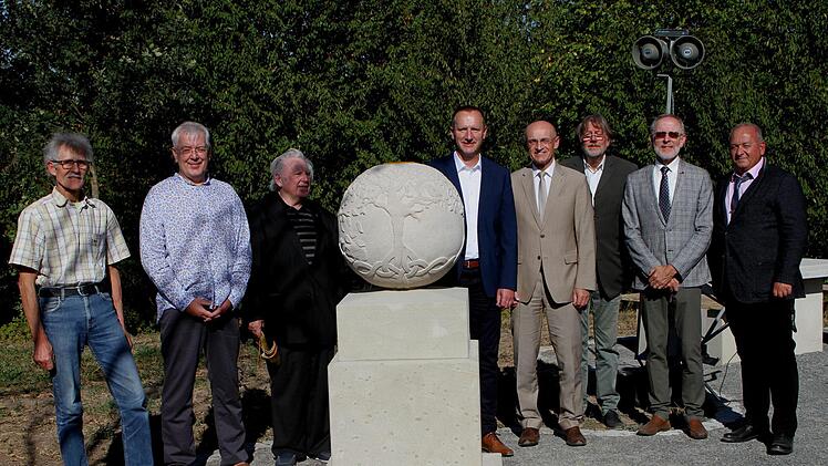 Bei der Segnung des Abschlussdenkmals (von links) die Verantwortlichen mit dem örtlichen Vorsitzenden Manfred Schmitt, Scholl, Pfarrer Otmar Pottler, 1. Bürgermeister Michael Ziegler, Landrat Wilhelm Schneider, Vorsitzender Raimund Wendel und Wolfgang Thießen (Amt für ländliche Entwicklung).