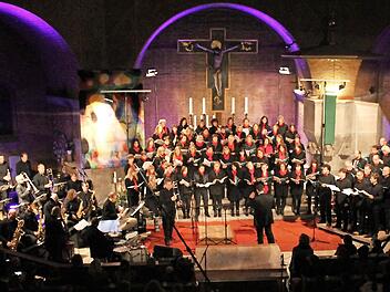 Duke Ellingtons "Sacred Concert" führen der Chor "Chorissima" aus Gundelsheim und das Blue-Train-Orchestra der Städtischen Musikschule Bamberg zweimal auf. Foto: p