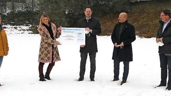 Bei der Spendenübergabe (von links): Birgitt Männlein, Rektorin Antje Ullmann, Ebermannstadts Volksbank-Filialleiter Ralf Siebenhaar, Volksbankvorstandsmitglied Alexander Brehm und Bürgermeister Alwin Gebhardt