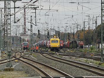 Fürth: Polizeieinsatz legt Zugverkehr zwischen Nürnberg und Bamberg lahm - Verspätungen und Zugausfälle Fürth: Polizeieinsatz legt Zugverkehr zwischen Nürnberg und Bamberg lahm - Verspätungen und Zugausfälle