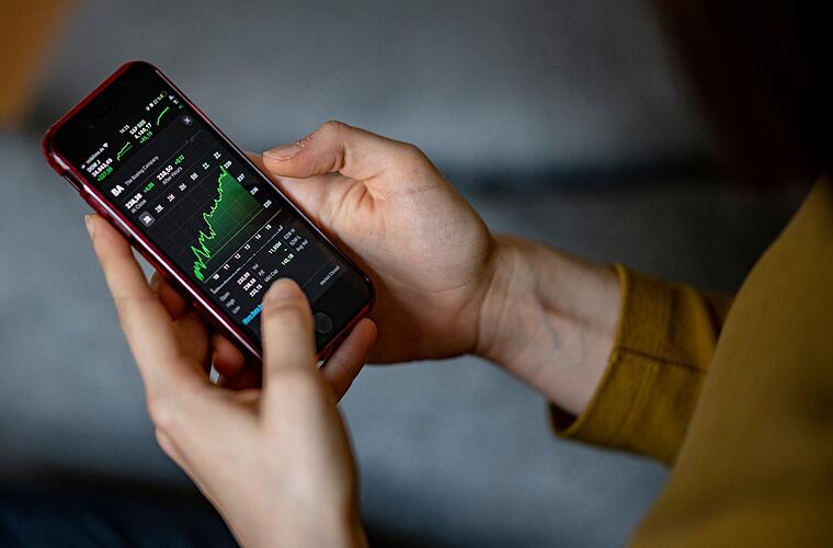 Männer investieren eher als Frauen in Aktien