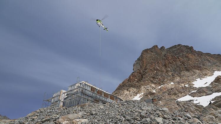 Die Mutthornh&uuml;tte wurde in 900 Metern Entfernung durch einen Neubau ersetzt. Die neue H&uuml;tte wird am 13.Juni 2026 er&ouml;ffnet.